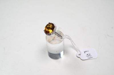 une bague sertie d'une citrine sur un fond blanc
