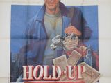 L'affiche du film « Hold Up » est accrochée au mur.