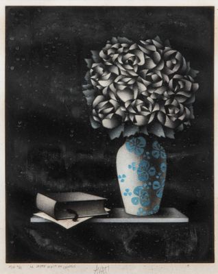 une photo en noir et blanc d'un vase contenant des fleurs