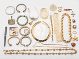 beaucoup de bijoux en or sur une surface blanche