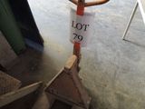 un poteau sur lequel est accrochée une pancarte indiquant « lot 79 »