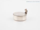 une image représentant une bague en argent ornée d'un petit éléphant