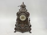 une horloge posée sur une surface blanche