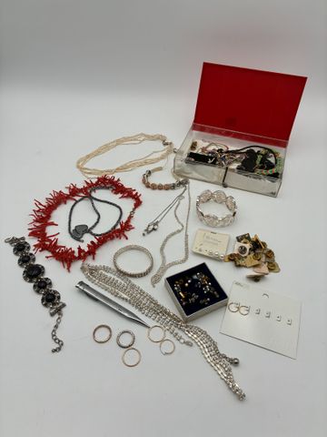 Lot de bijoux fantaisies dont colliers, boucles d’oreilles, brace...