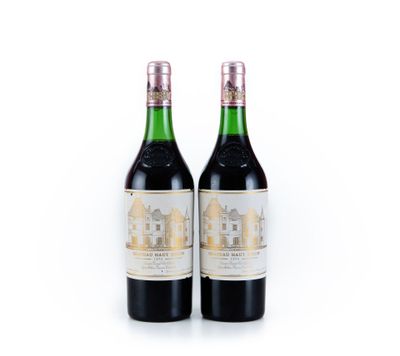 deux bouteilles de vin posées l'une à côté de l'autre sur une surface blanche