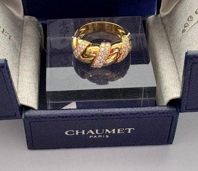 Bague en or jaune, signée - CHAUMET - Paris - Liens croisés,…