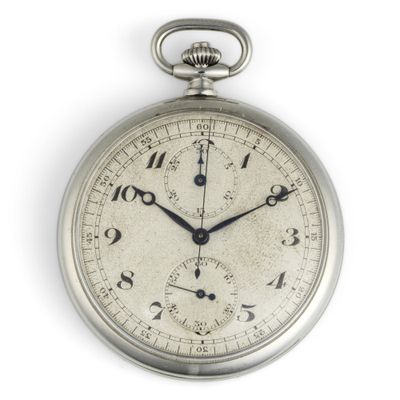 une montre de poche en argent avec des chiffres romains sur le cadran
