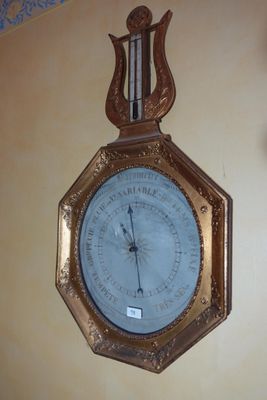 une horloge accrochée au mur de la pièce