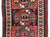 un tapis rouge et noir à motifs