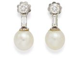 une paire de boucles d'oreilles en perles et diamants