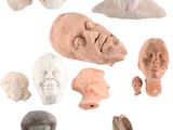 plusieurs têtes en argile de formes et de tailles variées sur un fond blanc