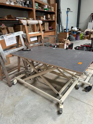 une table posée sur un chariot dans un garage