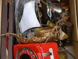 un téléphone rouge posé dans une boîte contenant d'autres objets