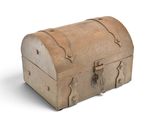un petit coffre en bois posé sur une surface blanche