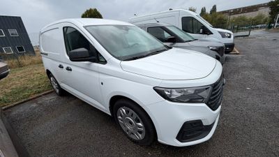 La camionnette blanche est garée sur le parking, à côté d'autres camionnettes.