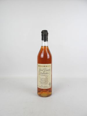 une bouteille de bourbon vide repose sur une surface blanche