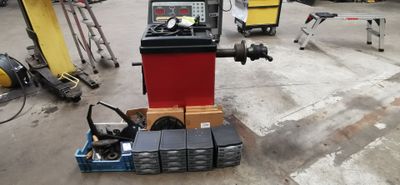 une machine posée sur un chariot dans le garage