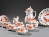 un ensemble d'assiettes et de tasses rouges et blanches
