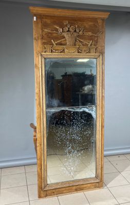 un miroir posé sur le sol d'une pièce
