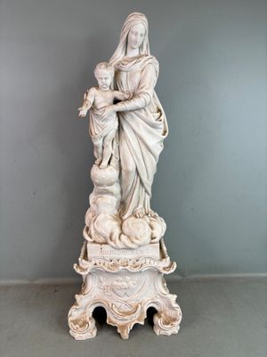 statue d'une femme tenant un enfant dans ses bras