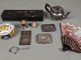 de nombreux objets posés ensemble sur la table