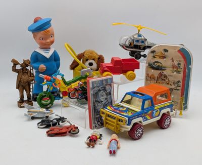 un petit camion jouet avec une petite voiture et un petit hélicoptère