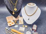 plusieurs types de bijoux différents exposés sur une table