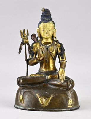 statue en bronze représentant une personne assise sur un rocher, tenant un bâton
