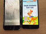 deux téléphones portables posés l'un à côté de l'autre sur une table