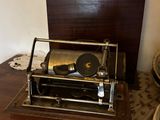 une vieille machine à écrire posée sur une table en bois