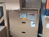 de nombreux cartons empilés les uns sur les autres dans un entrepôt