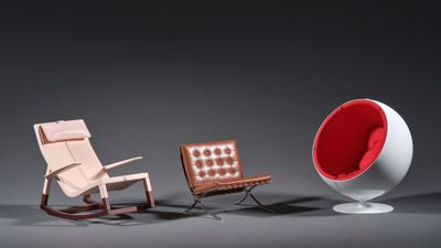 deux chaises et une chaise sont placées côte à côte sur une surface grise