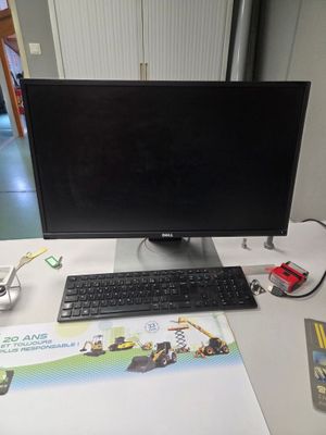 une image d'un bureau d'ordinateur avec un clavier et un écran