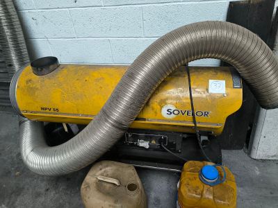 un souffleur jaune posé par terre à côté d'un bidon d'essence