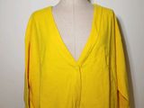 Cardigan jaune à col en V et manches longues sur mannequin, mannequin, mannequin, mannequin, mannequin, mannequin, manne