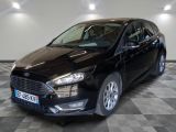 la voiture noire est garée sur un sol en damier dans le garage