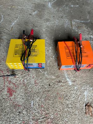 deux boîtes orange posées par terre l'une à côté de l'autre