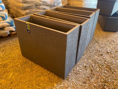 une caisse en bois posée par terre