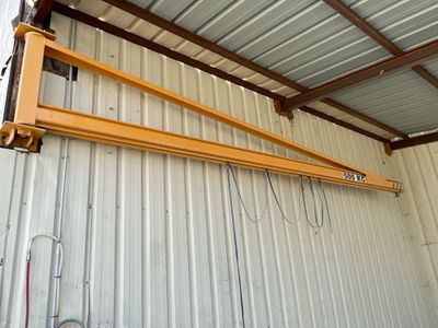 Une potence de levage 500 kg Lieu : RD 113 Les Grapoux BERRE…