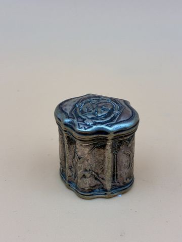Boite à pilule en argent à décor de personnages. Pays-Bas. H : 3.