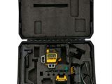 une image représentant une boîte à outils contenant des outils, sur fond blanc