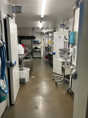 un long couloir où se trouvent tout un tas d'appareils électroménagers