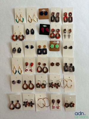 de nombreuses paires de boucles d'oreilles accrochées au mur
