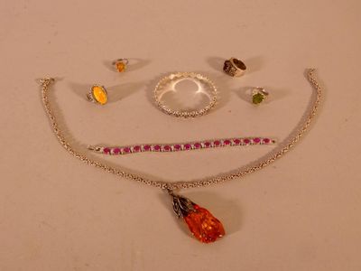 un collier, un bracelet et une bague posés sur une table