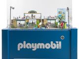 une vitrine bleue contenant un ensemble Playmobil