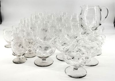 un grand nombre de verres à vin vides posés sur une table