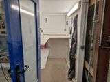 une porte bleue au milieu d'une pièce en cours de rénovation