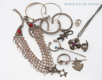 beaucoup de bijoux posés sur la table
