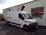 une camionnette blanche garée devant un bâtiment