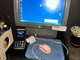 un écran d'ordinateur et un téléphone portable posés sur un bureau